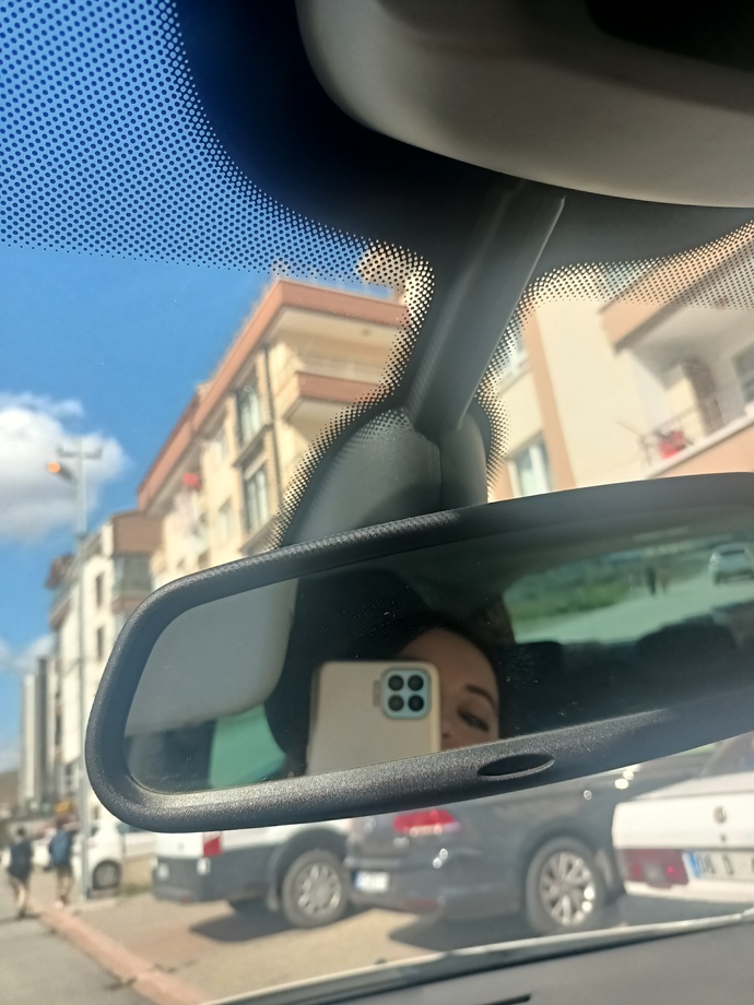 Bi gün kendi arabam olunca hep süs takıcam şuralara. Ne kadar süssüz babamın arabası 🙄