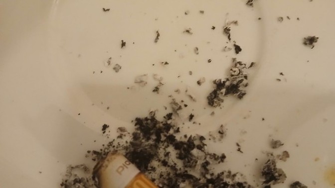 Sigarayı böyle içen kız hakkında ne düşünürsün?