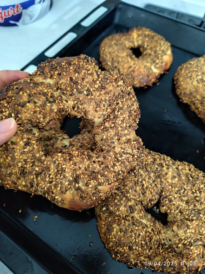 Arkadaşlar gece gece simit yapmayı denedim ama sakın evde denemeyin?