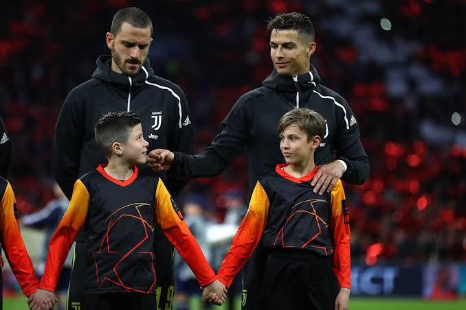 Maç öncesi seremoniye çıkan çocuklardan biri olsaydınız, hangi futbolcunun elini tutarak sahaya çıkmak isterdiniz?