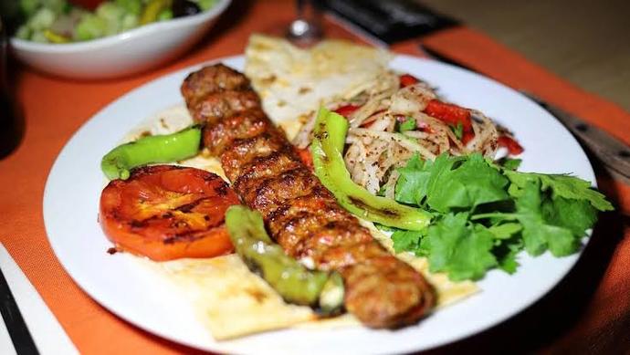 Adana kebabın yanına hangi içecek yakışır?