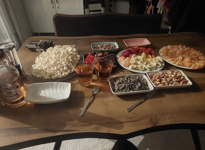 Bir kadeh daha alsam mı, yoksa bu geceyi böyle mi hatırlasam?