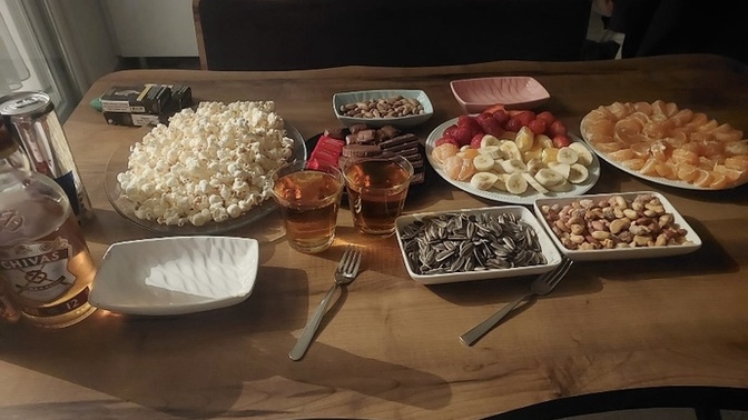 Bir kadeh daha alsam mı, yoksa bu geceyi böyle mi hatırlasam?