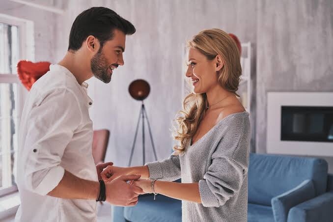 İlişkide güzel sözler mi yoksa davranışla gösterilen sevgi mi daha çok etkiler seni?