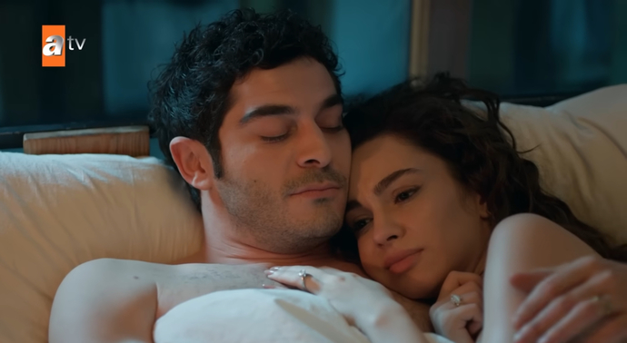 19 yaşındaki bir kızın 33 yaşındaki bir adamla yatakta bu tarz birliktelik sonrası sahnesi normal mi?