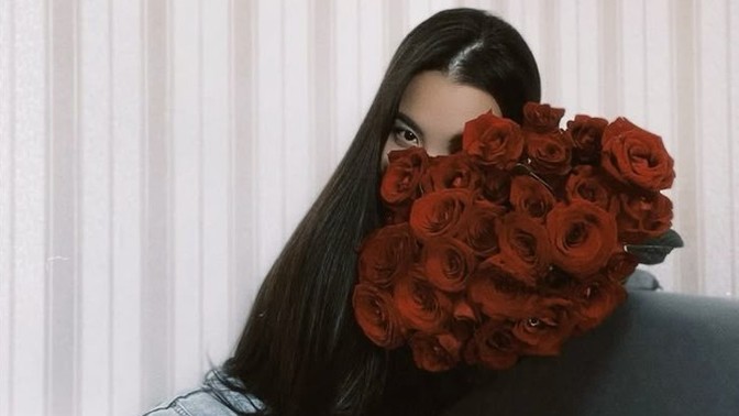 Her yerden engellediğiniz sevgiliniz size çiçek yollasa, affeder miydiniz?