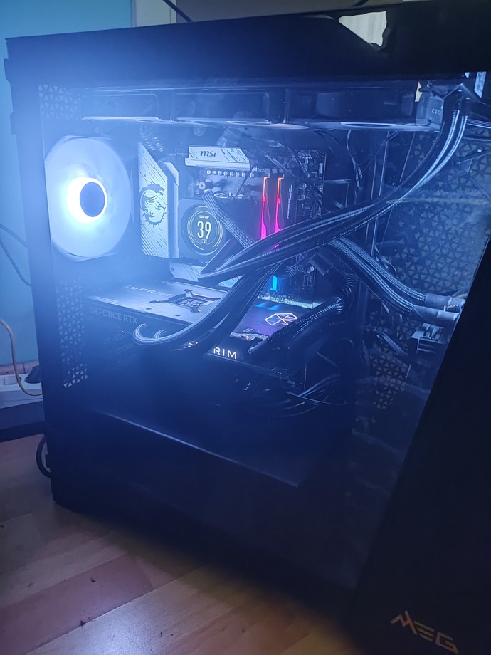 Taşınabilir bir oyun laptopu mu yoksa masaüstü bir sistem mi tercih edersin?