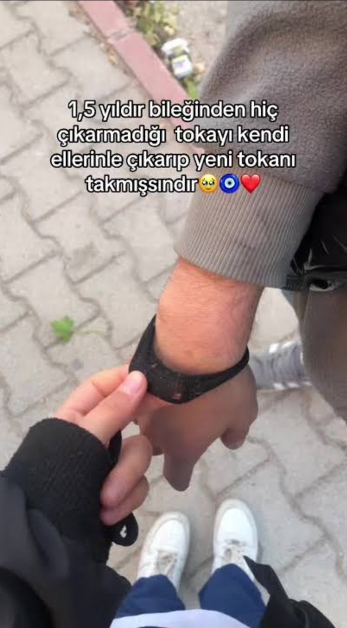 Sevgilinin tokasını bileklik yapmak romantiklik mi?