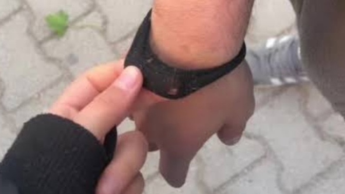 Sevgilinin tokasını bileklik yapmak romantiklik mi?