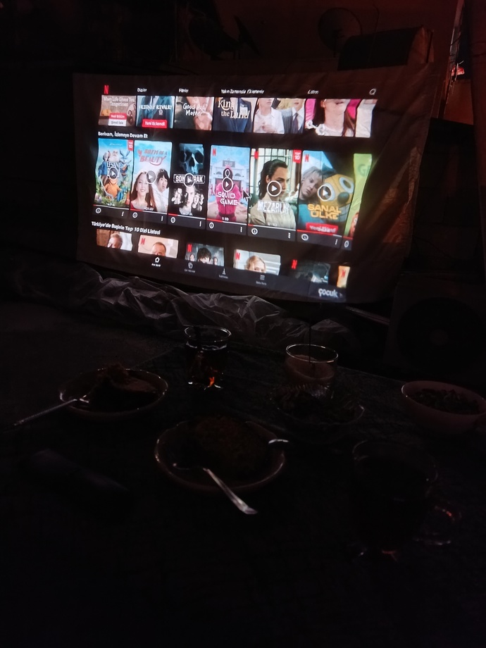 Mahalle sakinlerine bir film açacak olsaydınız hangi filmi açardınız?