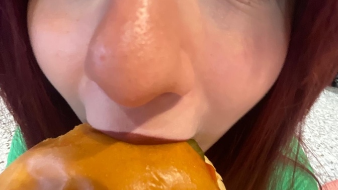 Sizce hamburger nası yenir?