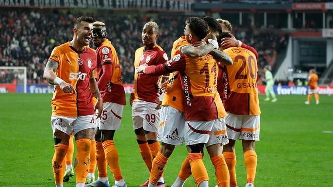 Samsunspor 0 - Galatasaray 2... Sarı kırmızılılar zorlu deplasmanı kayıpsız geçti! Maçı nasıl buldunuz?