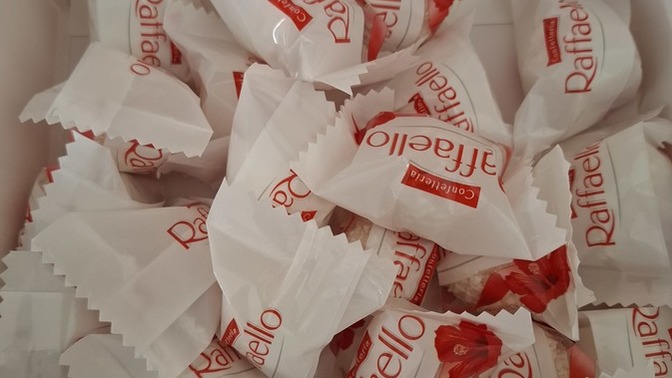 Sana Rafaello verir miydim / vermezdim söyleyim mi? ?