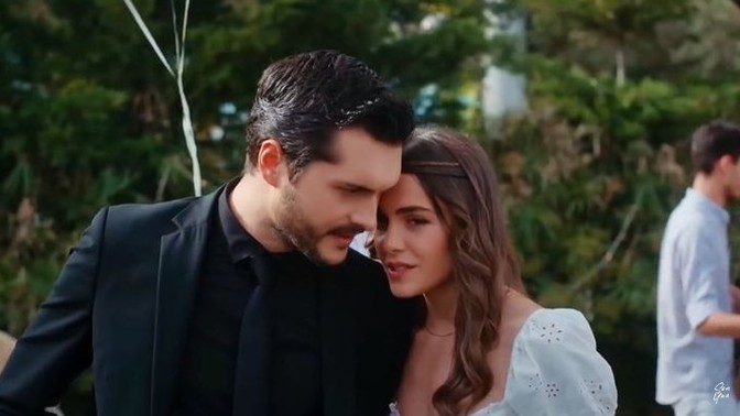 Sürekli oyalayan ve evlenmeye niyeti olmayan biriyle ilişkiye devam etmek, mantıklı mı?