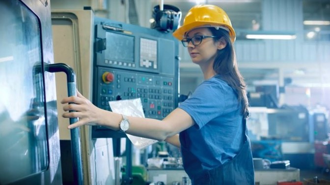 CNC cam kesim operatörü bir kadın olmam herkesi şaşırtıyor. Sizin de mesleğinizi duyunca şaşırıyorlar mı?