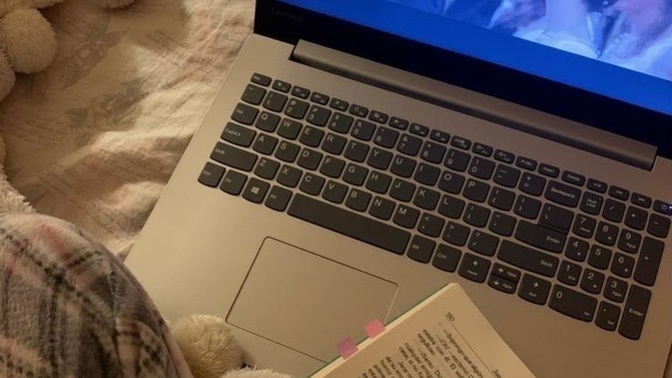 Film izlerken kitap okur musunuz?