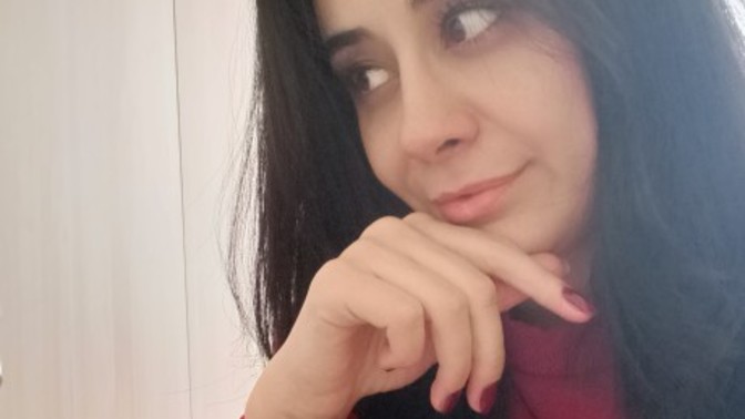 Sizce bu kız kaç yaşındadır?