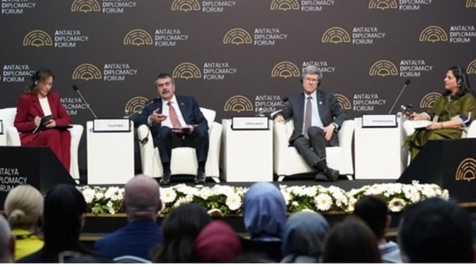 Bakan:"Türkiye, nitelikli öğretmen eksikliği yaşamayan nadir ülkelerden biri" dedi. Siz ne düşünüyorsunuz?