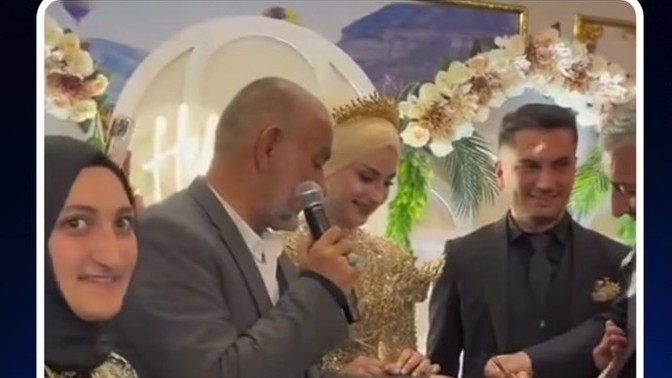 Otobüste teyzelere yer vermek evlilik getiriyormuş! 😂 Otobüsteki teyzelerle muhabbetiniz hangi seviyede?