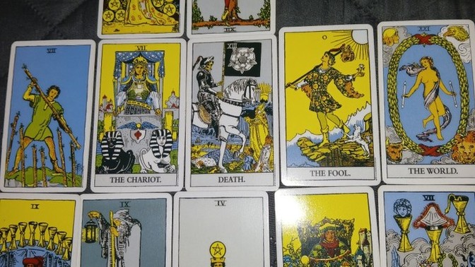 Tarot bakan var mı?