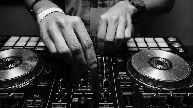 Eğer beyninin içinde bir DJ yaşasaydı, sence şu an çaldığı şarkı hangisi olurdu ve neden?