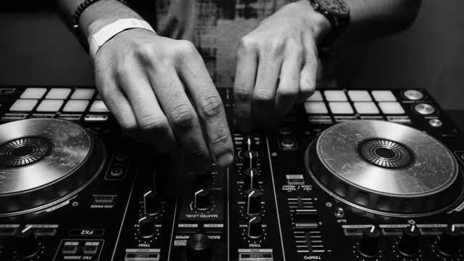 Eğer beyninin içinde bir DJ yaşasaydı, sence şu an çaldığı şarkı hangisi olurdu ve neden?