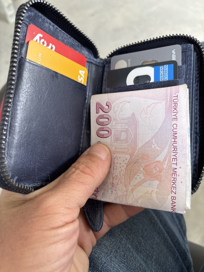 1 TL'niz yere düşse alır mısınız?
