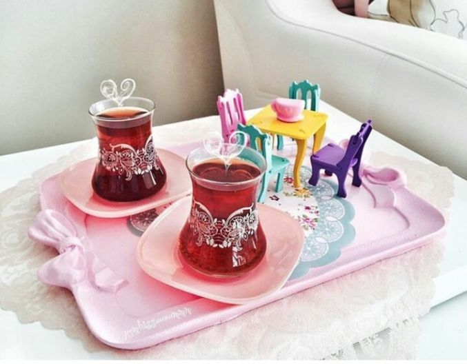 Evet efendim, çaylarımızı yeni gelin tepsisinde ikram ediyoruz. İçmek istemeyen, programa katılmasin dkkdkd 😂☕🤭
