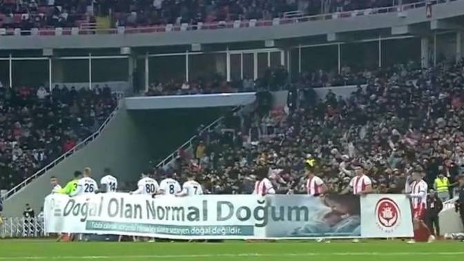 ''Doğal olan normal doğum''. Bir futbol maçında açılan pankart. Neler düşünüyoırsunuz?