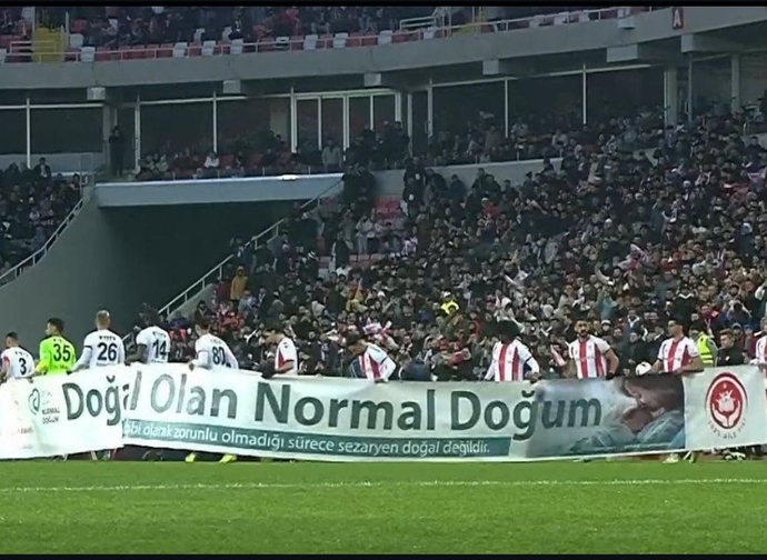 Futbol maçında, futbolcular tarafından doğal olan normal doğum pankartı açılması normal mi?