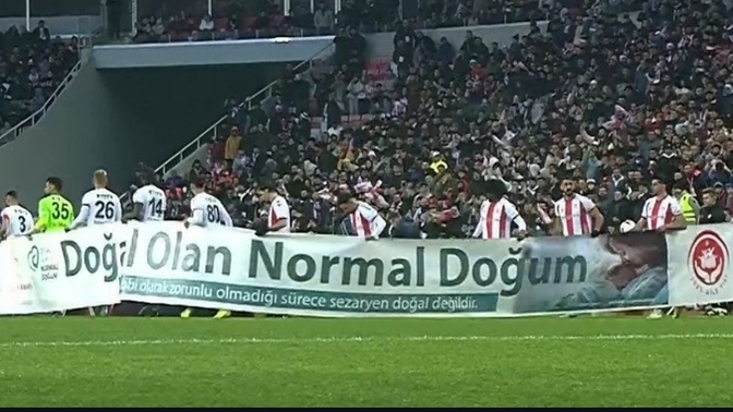 Futbol maçında, futbolcular tarafından "doğal olan normal doğum" pankartı açılması normal mi?