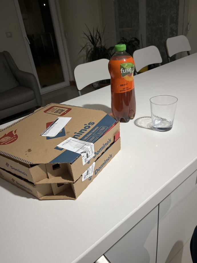 Bu saatte pizza iyi gitmez mi?