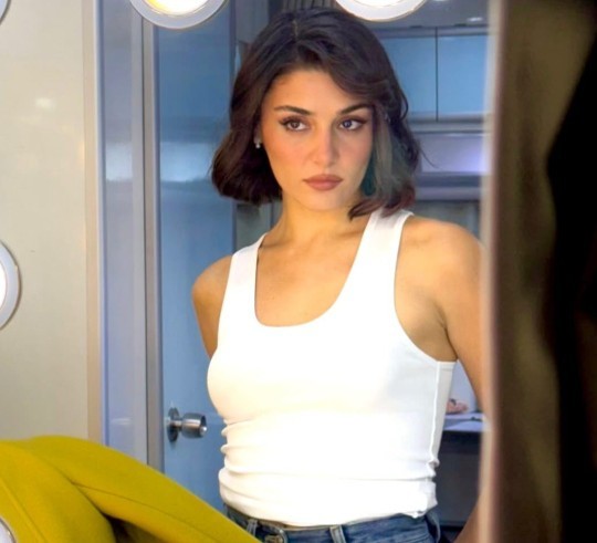 Hande Ercele kısa saç çok yakışmamış mı?