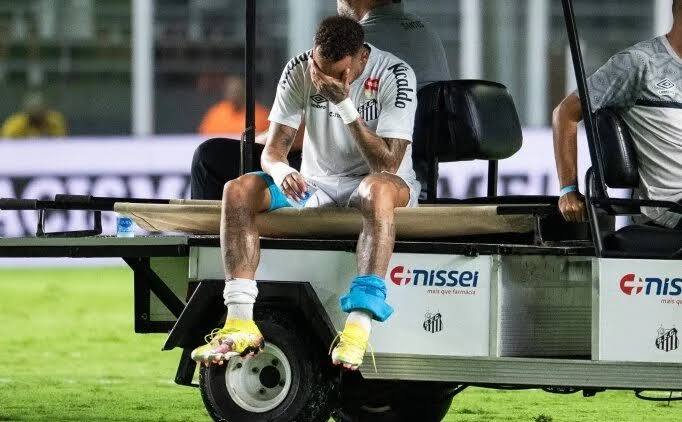 Sakatlıktan döndüğü maçta yine sakatlandı! Neymar için kronik sakat diyebilir miyiz?