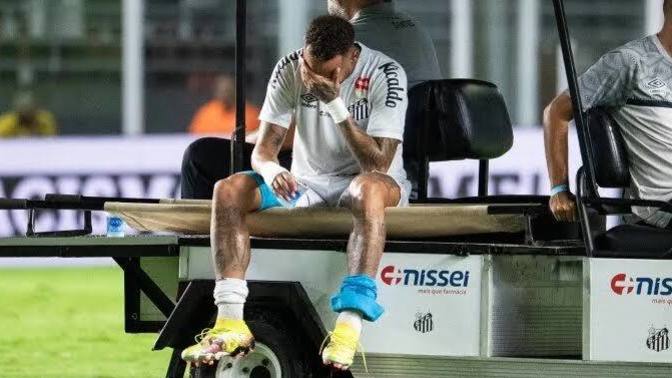 Sakatlıktan döndüğü maçta yine sakatlandı! Neymar için kronik sakat diyebilir miyiz?