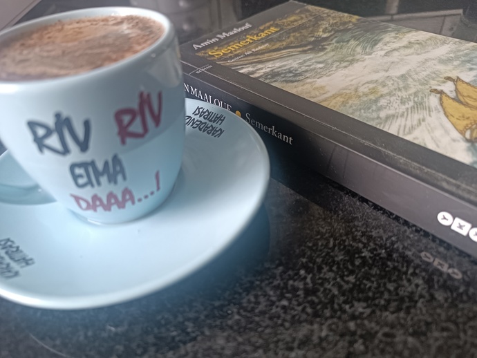 Kahve eşliğinde kitap okuma olayına bayılan bir ben miyim?