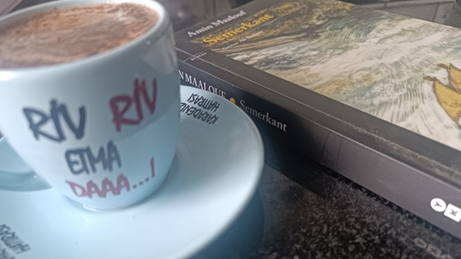 Kahve eşliğinde kitap okuma olayına bayılan bir ben miyim?