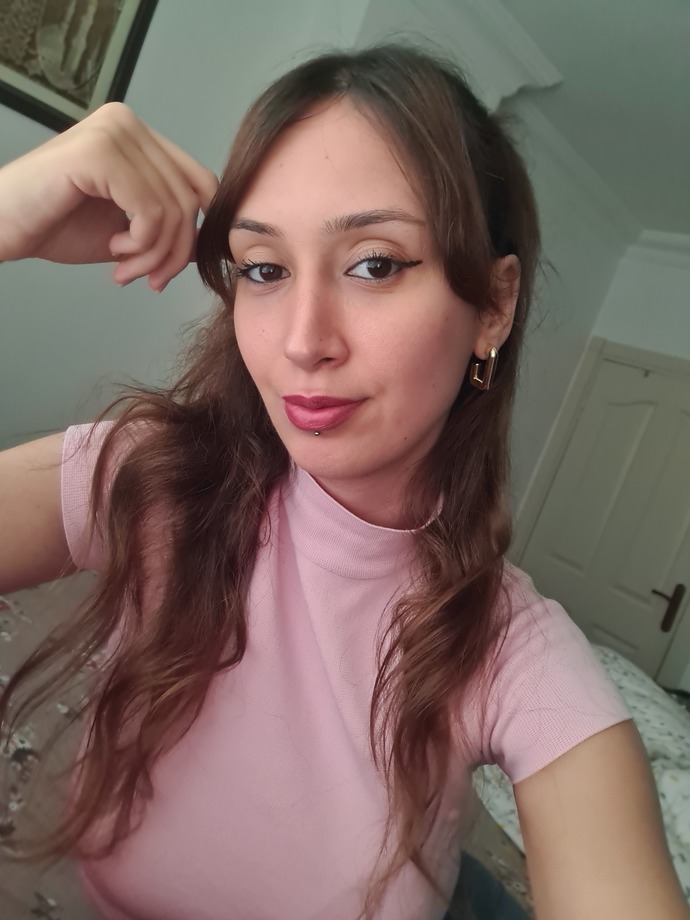Dudaklarım ve gözlerimde işlem olup olmadıgını herkes soruyor neden sizce çokmu yapay duruyor?