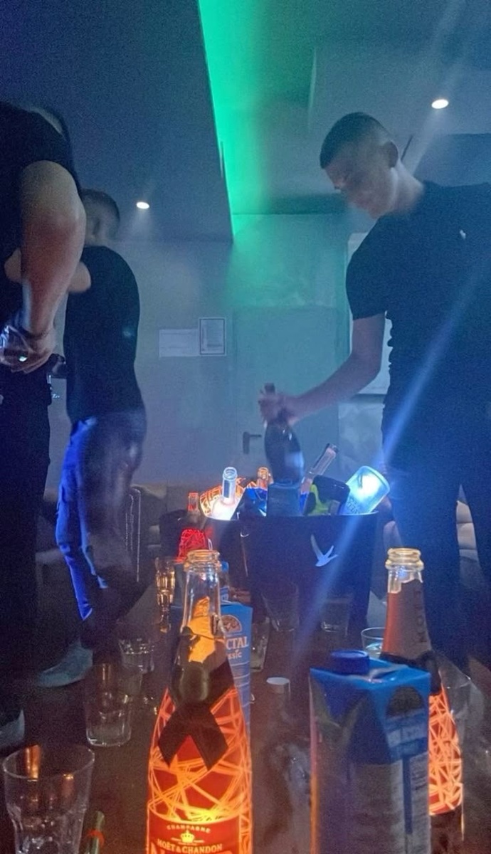Sevgilinizin gece klübüne gitmesi ayrılma sebebi mi?