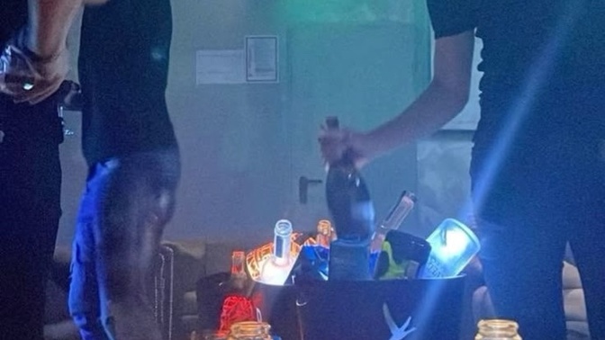 Sevgilinizin gece klübüne gitmesi ayrılma sebebi mi?