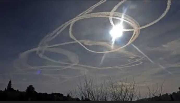 Elinde sigarayla Covid aşıları ve chemtrails hakkında komplo teorilerini savunan insanlar neyin kafasını yaşıyorlar?