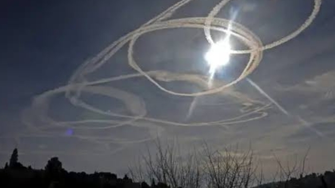 Elinde sigarayla Covid aşıları ve chemtrails hakkında komplo teorilerini savunan insanlar neyin kafasını yaşıyorlar?