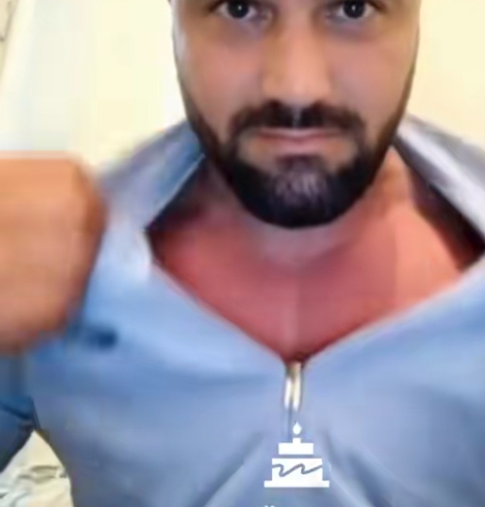 Vücudunu gösteren erkek nasıldır sizce?