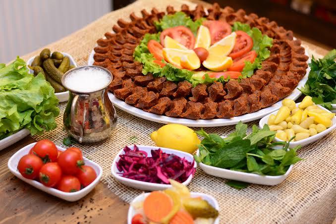 Çiğ köfte mi kısır mı tercih edersin?