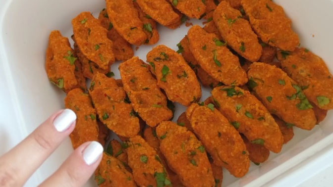 Uzun tırnaklarla yapılmış yemeği yer misiniz?