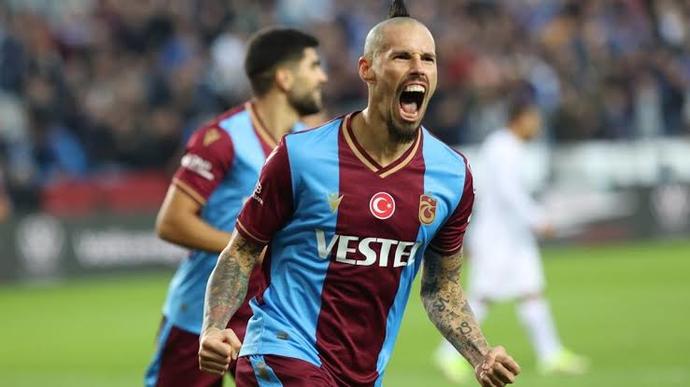 Saç stiliyle aklınızda kalan futbolcu kimdir?