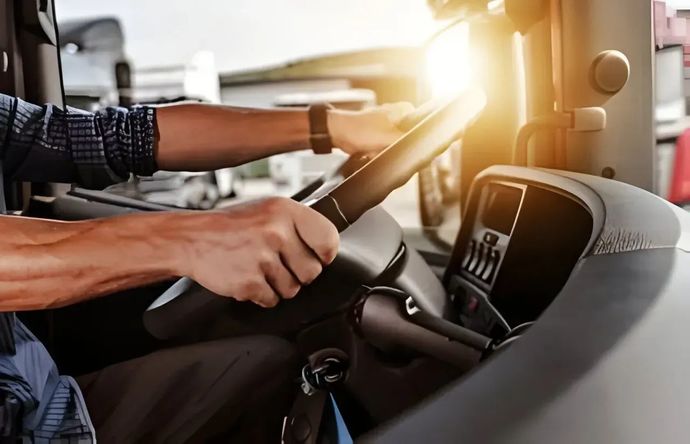 Otobüsteki öpücük kadın yolcuya sinir krizi geçirtti! Sizce tepki gösteren yolcu tepkisinde haklı mı?
