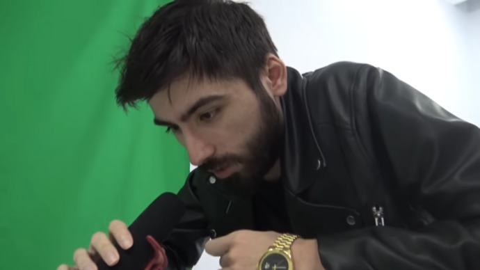 Sevgilim böyle biri herkes yadırgıyor neden?