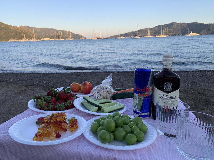Bizede nasip olur mu be? Bu elemandan daha fazla maaş alıyorum ama bu köylü benden daha kral yaşıyor. İstanbul bi sal bizi artık?