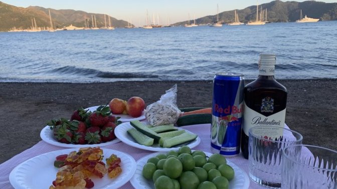 Bizede nasip olur mu be? Bu elemandan daha fazla maaş alıyorum ama bu köylü benden daha kral yaşıyor. İstanbul bi sal bizi artık?